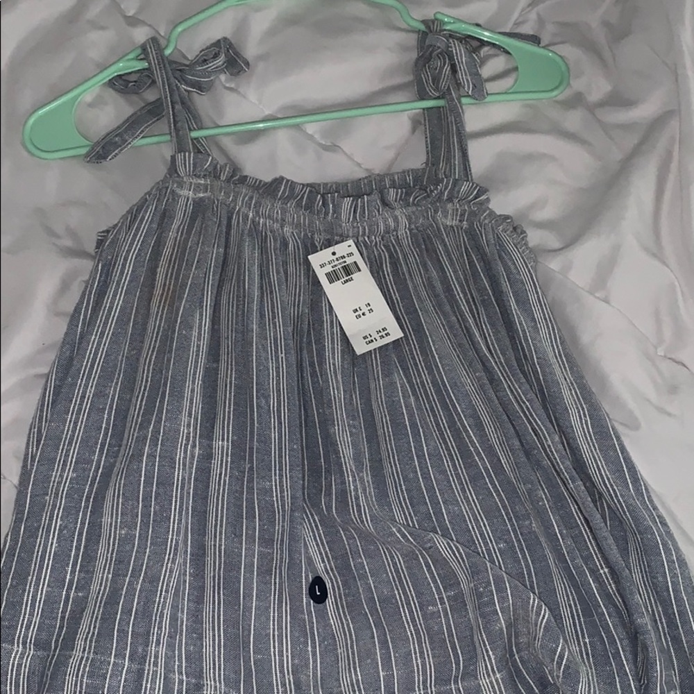 Adorable summer Hollister top with tie straps